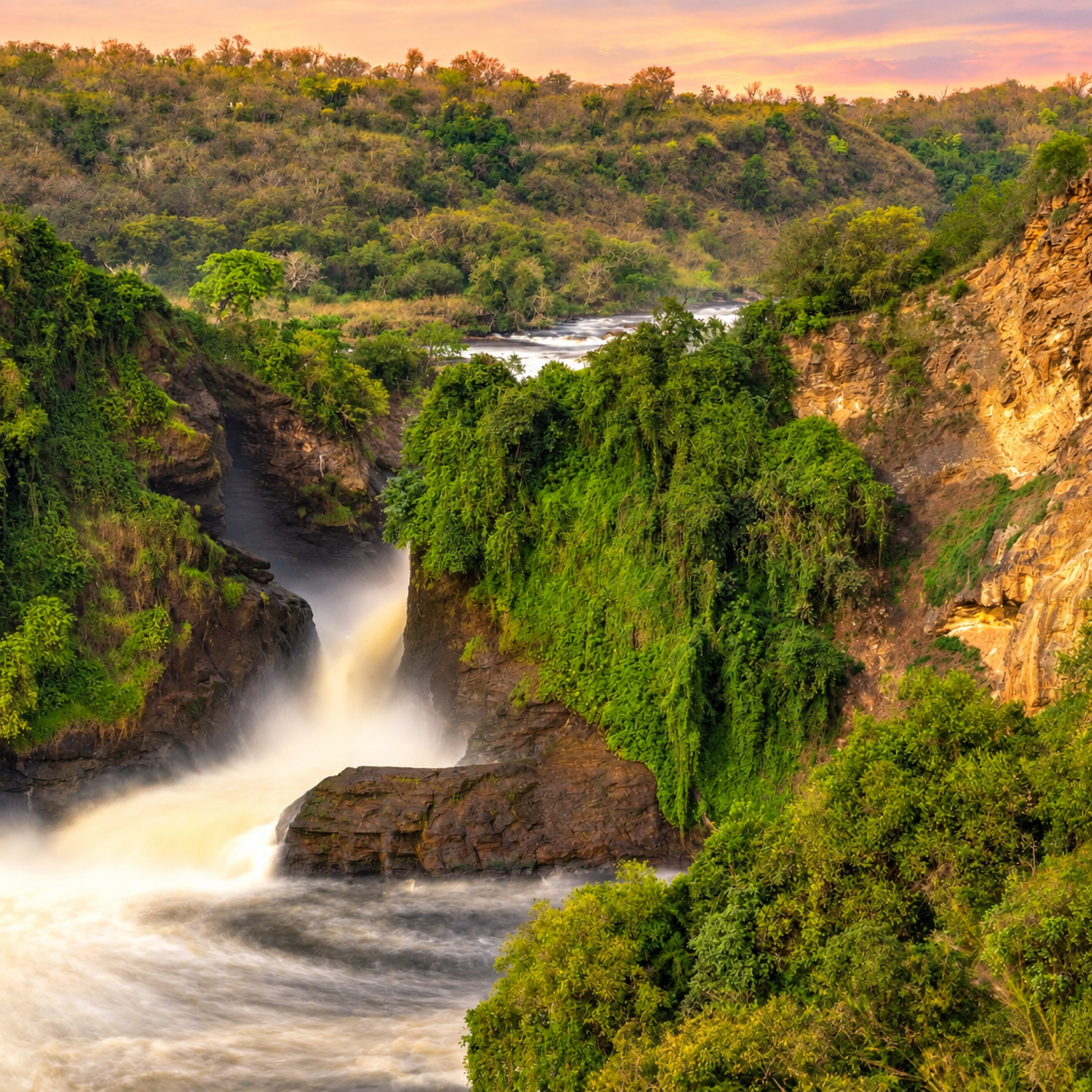 Cascata e paesaggio verde in Uganda